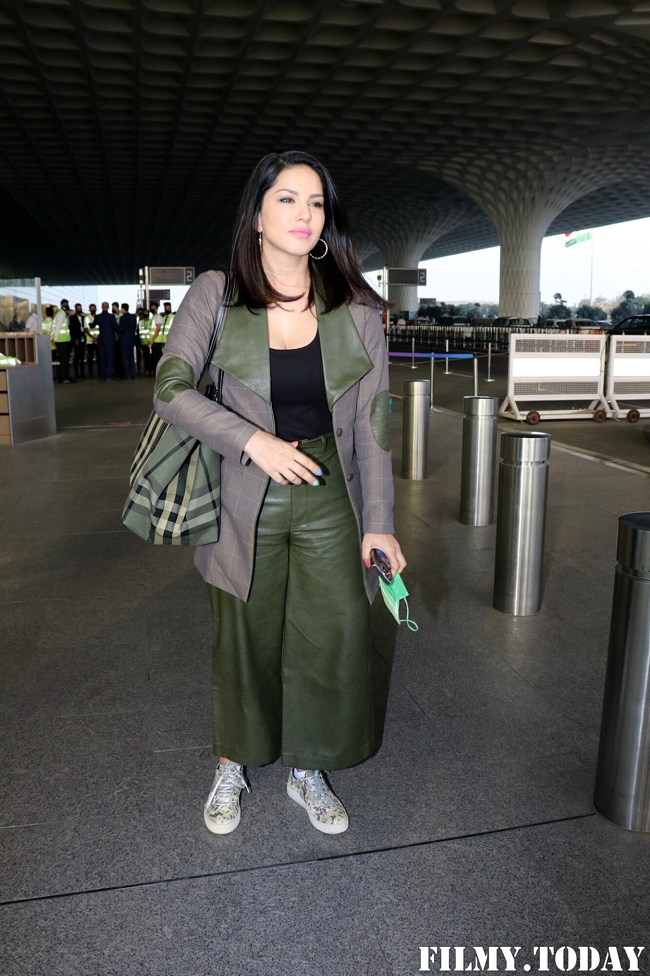 Sunny Leone - Photos: Celebs Spotted At Airport | Picture 1855544