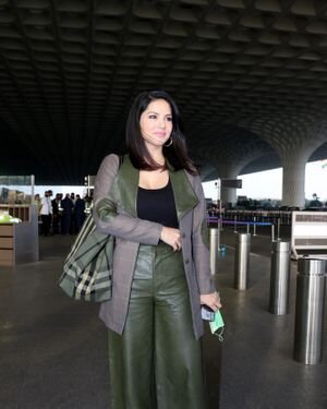 Sunny Leone - Photos: Celebs Spotted At Airport | Picture 1855547