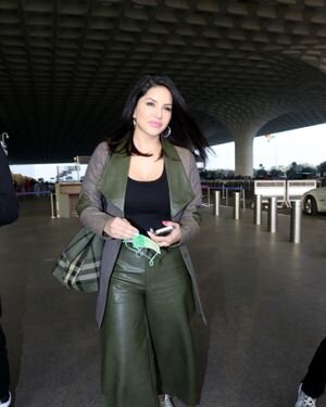Sunny Leone - Photos: Celebs Spotted At Airport
