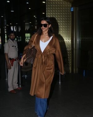 Deepika Padukone - Photos: Celebs Spotted At Airport | Picture 1867371