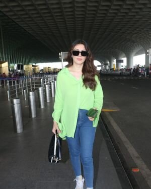 Hansika Motwani - Photos: Celebs Spotted At Airport | Picture 1867360