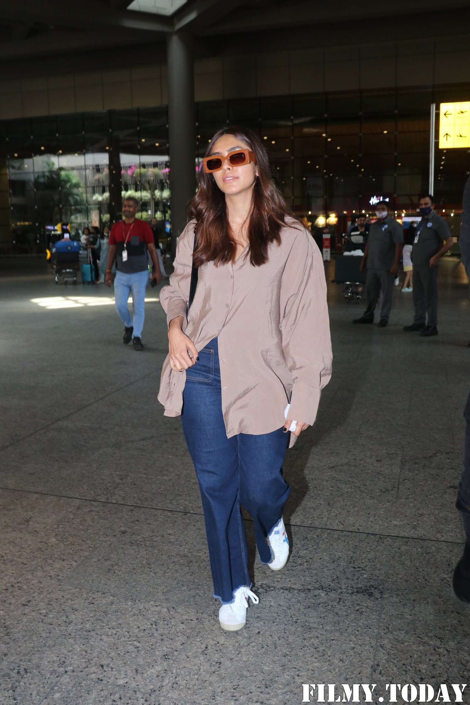 Mrunal Thakur - Photos: Celebs Spotted At Airport | Picture 1867512