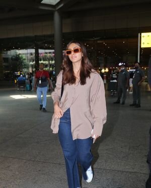 Mrunal Thakur - Photos: Celebs Spotted At Airport | Picture 1867512