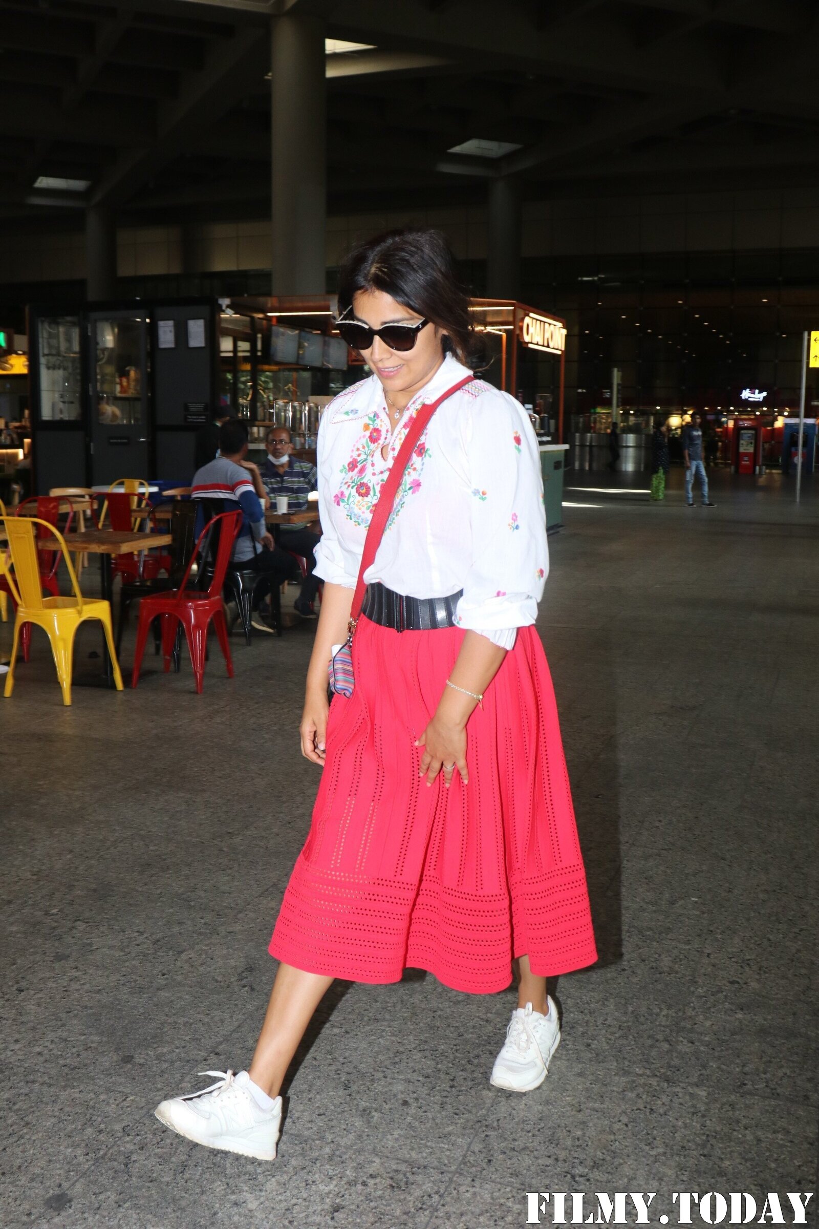 Shriya Saran - Photos: Celebs Spotted At Airport | Picture 1867612