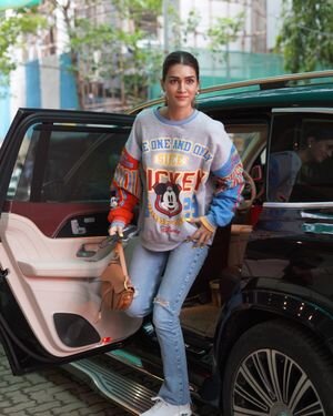 Kriti Sanon - Photos: Celebs Spotted At Juhu | Picture 1884503