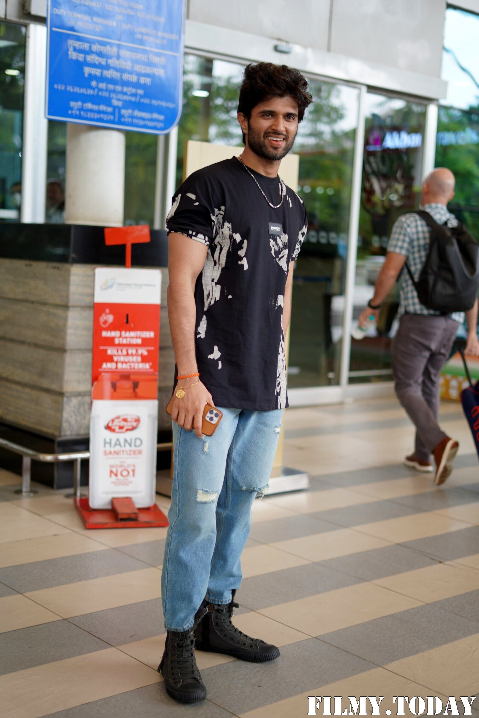 Vijay Devarakonda - Photos: Celebs Spotted At Airport | Picture 1884802