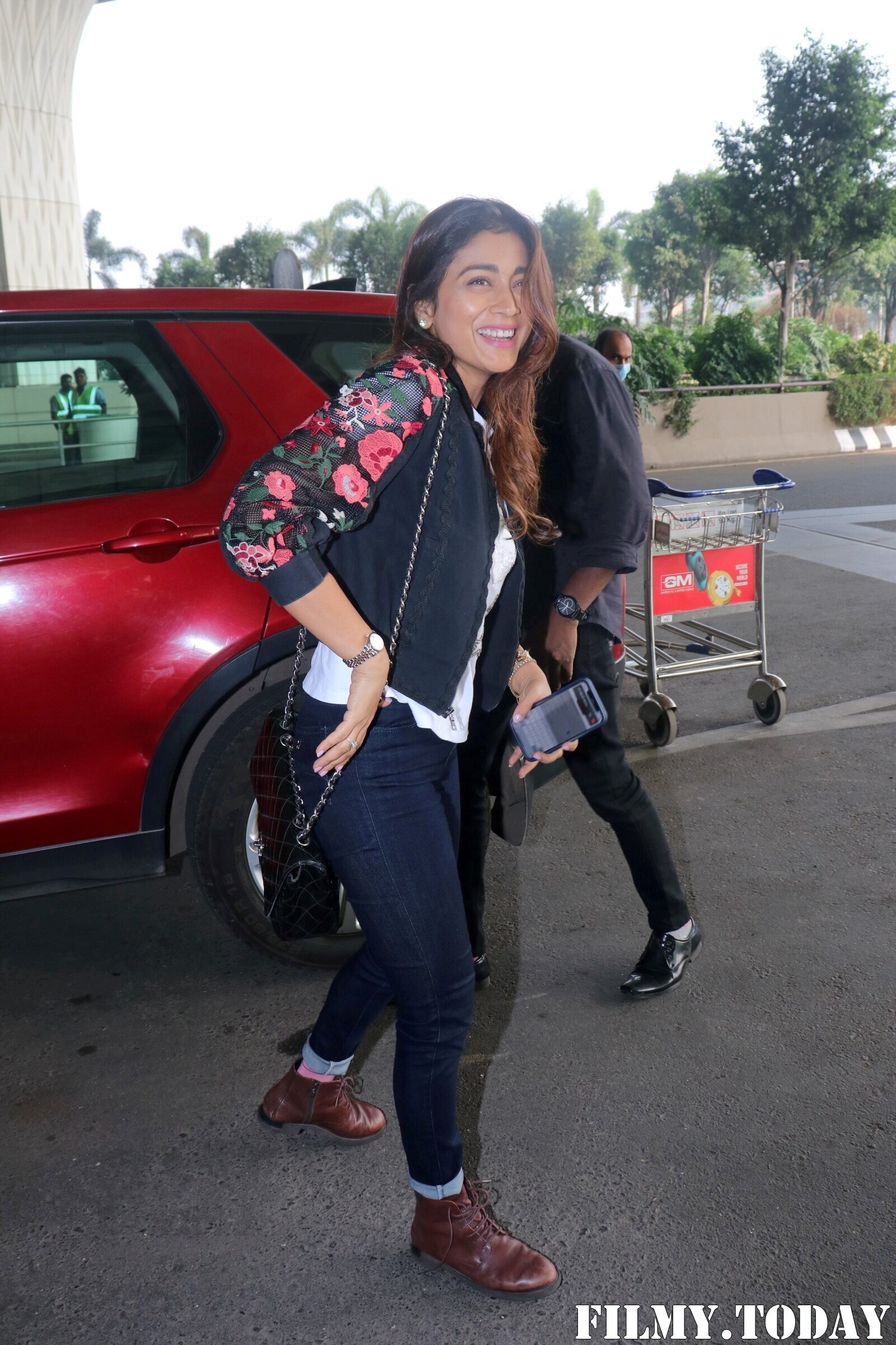 Shriya Saran - Photos: Celebs Spotted At Airport | Picture 1903357