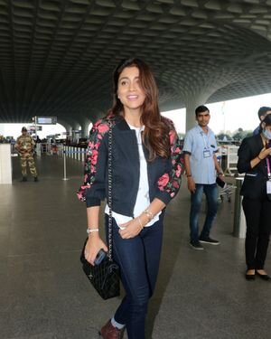 Shriya Saran - Photos: Celebs Spotted At Airport | Picture 1903360