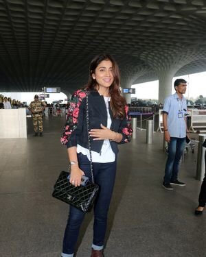 Shriya Saran - Photos: Celebs Spotted At Airport | Picture 1903359