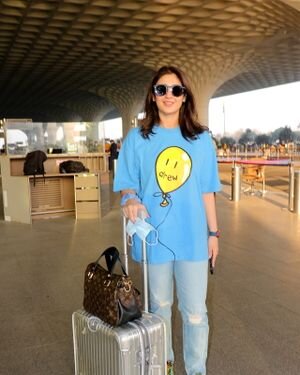 Dhvani Bhanushali - Photos: Celebs Spotted At Airport | Picture 1860584