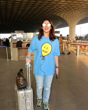 Dhvani Bhanushali - Photos: Celebs Spotted At Airport | Picture 1860586