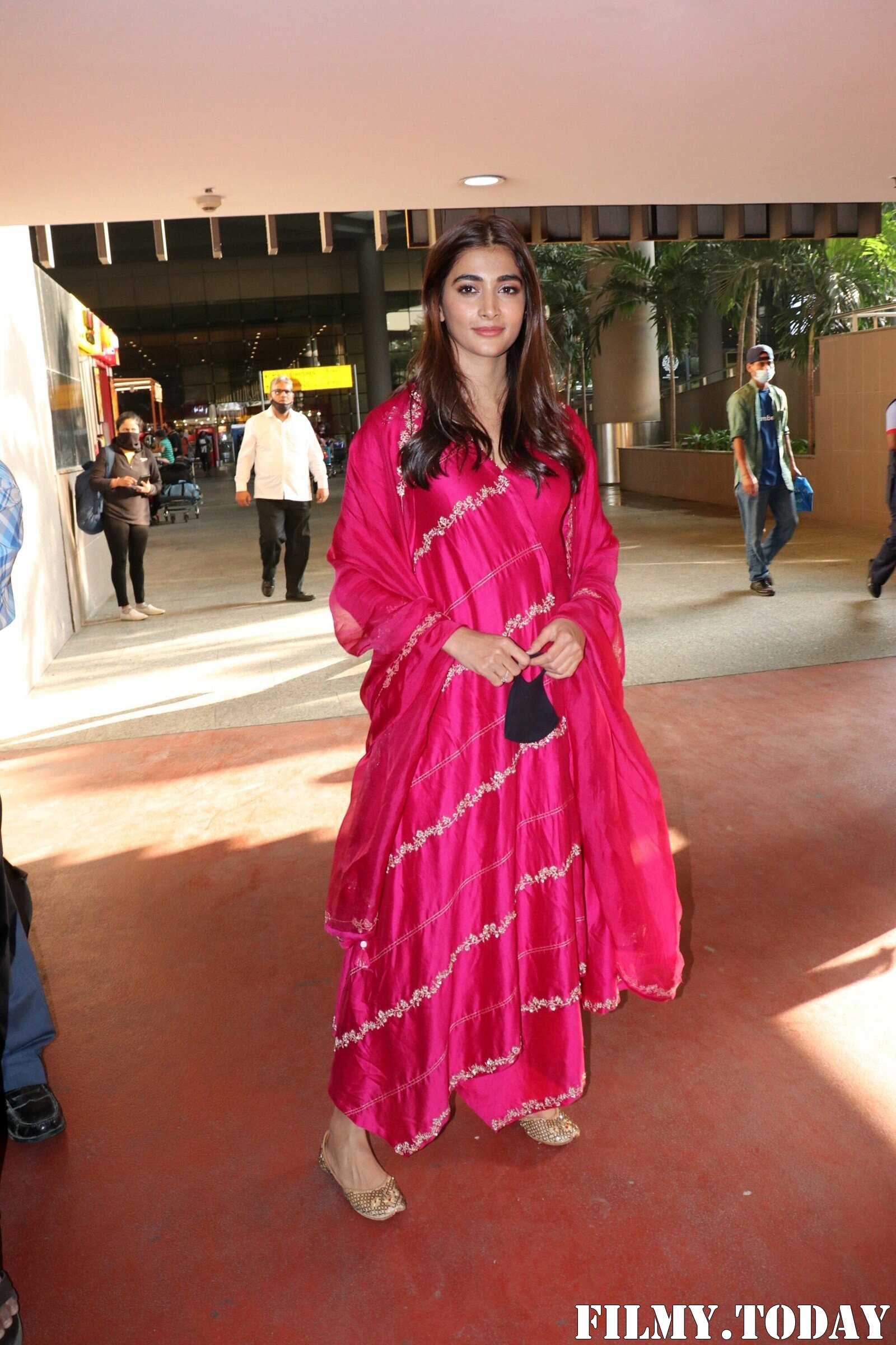 Pooja Hegde - Photos: Celebs Spotted At Airport | Picture 1861185