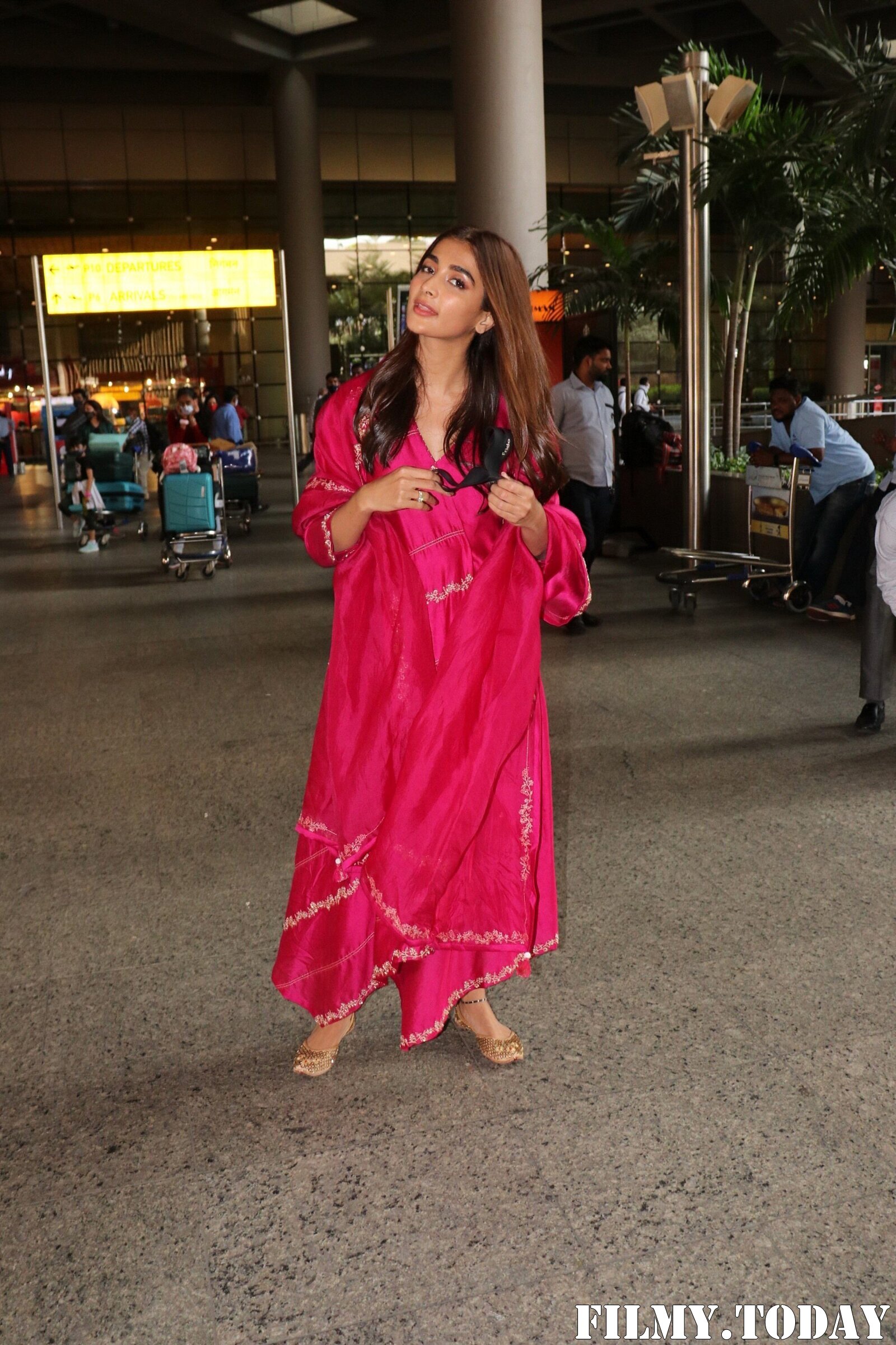 Pooja Hegde - Photos: Celebs Spotted At Airport | Picture 1861180