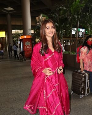 Pooja Hegde - Photos: Celebs Spotted At Airport | Picture 1861187