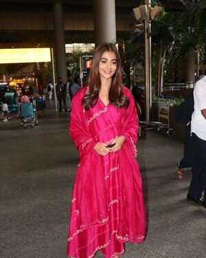 Pooja Hegde - Photos: Celebs Spotted At Airport | Picture 1861186