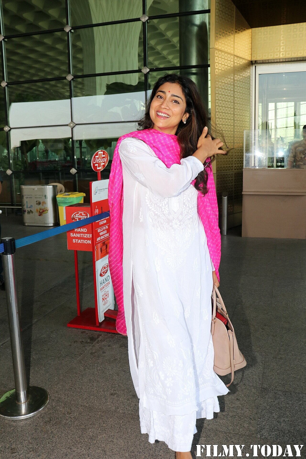 Shriya Saran - Photos: Celebs Spotted At Airport | Picture 1860419