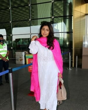 Shriya Saran - Photos: Celebs Spotted At Airport | Picture 1860418