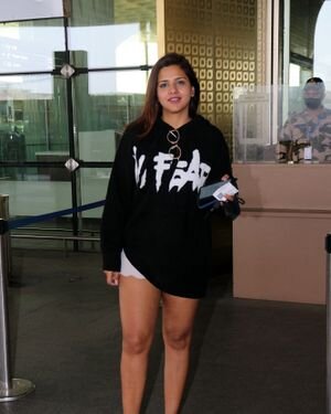Dalljiet Kaur - Photos: Celebs Spotted At Airport | Picture 1860355