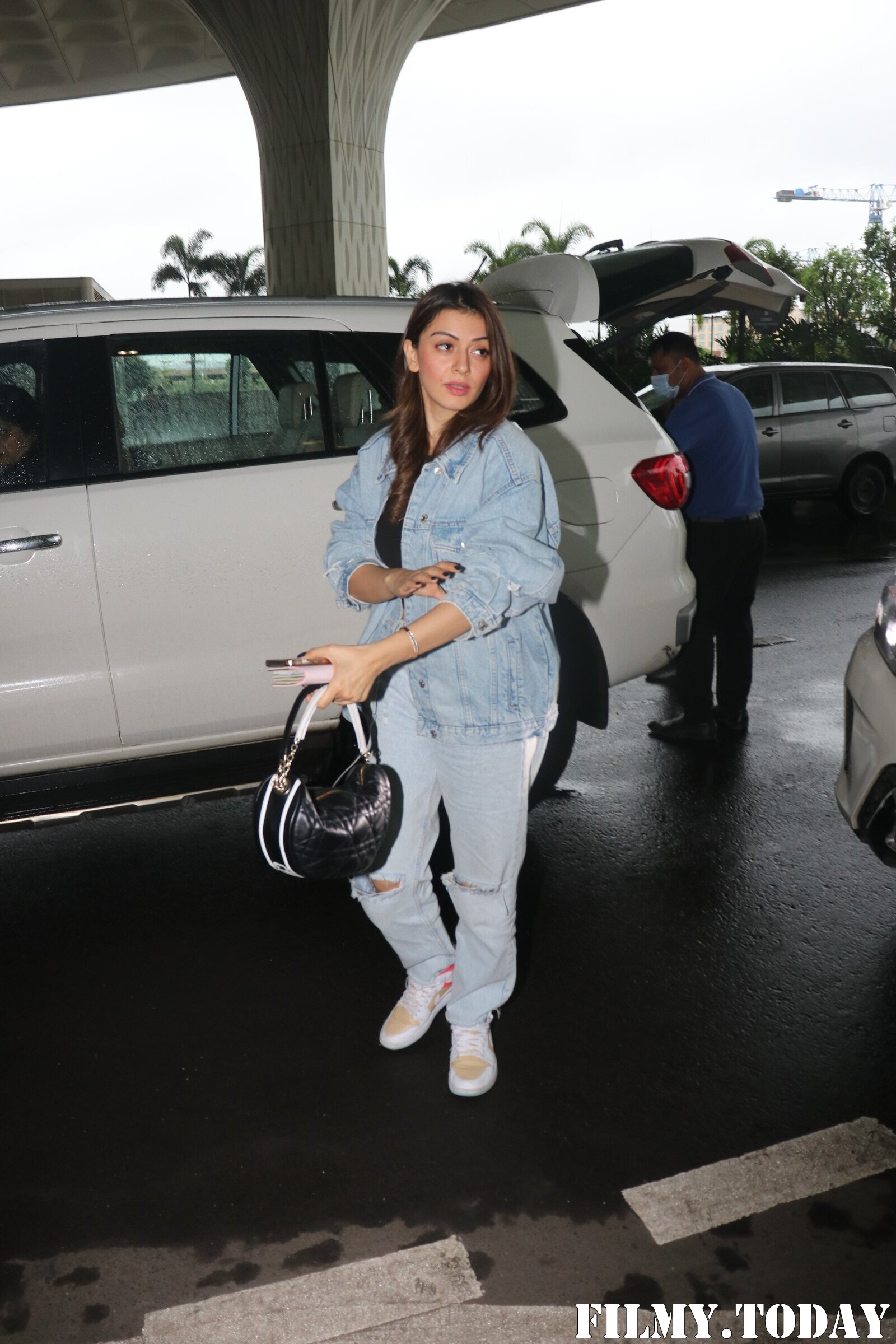 Hansika Motwani - Photos: Celebs Spotted At Airport | Picture 1881236