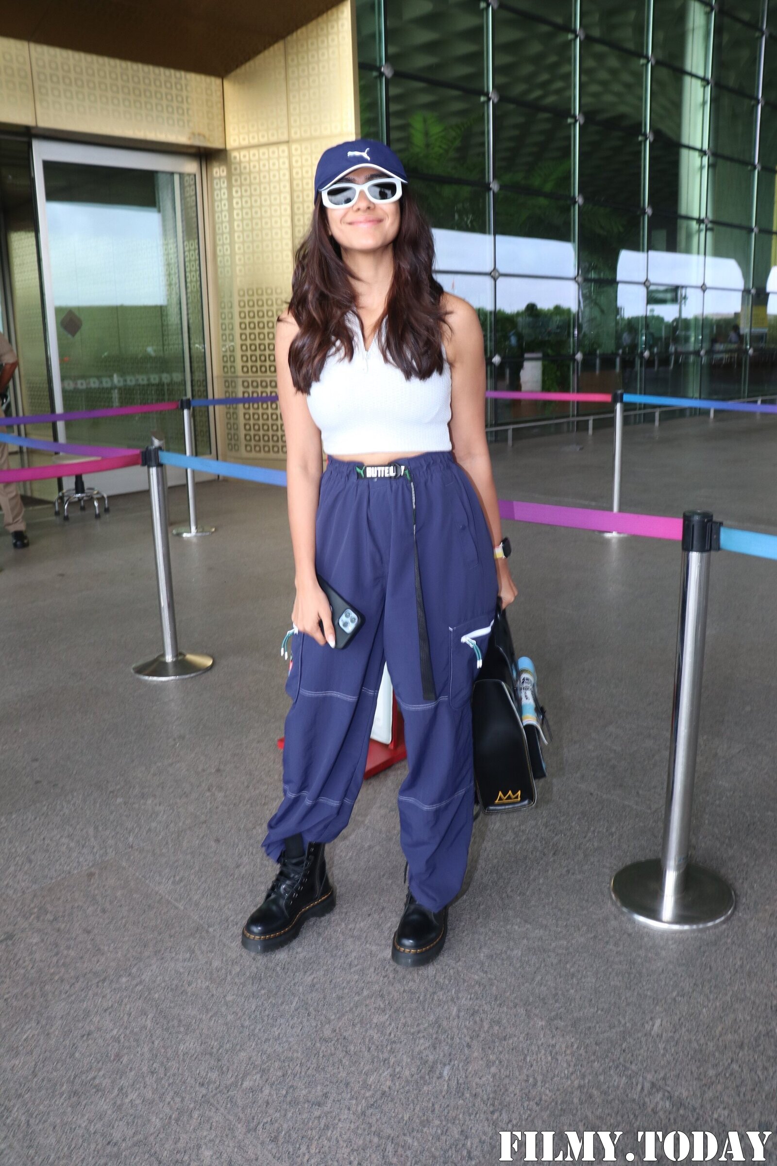 Mrunal Thakur - Photos: Celebs Spotted At Airport | Picture 1883223
