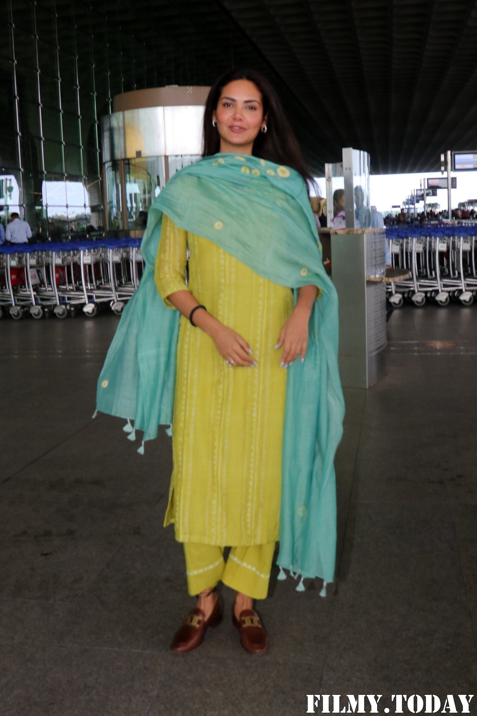 Esha Gupta - Photos: Celebs Spotted At Airport | Picture 1883301