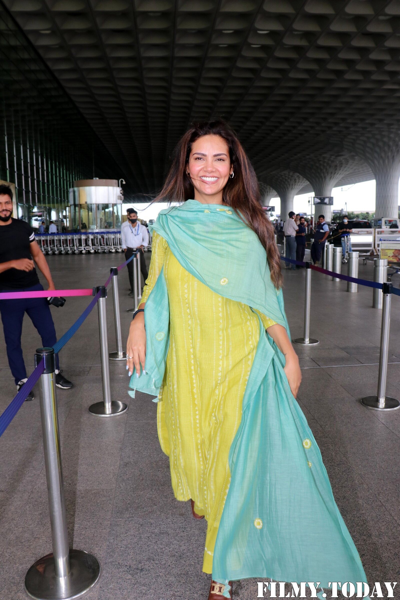 Esha Gupta - Photos: Celebs Spotted At Airport | Picture 1883299