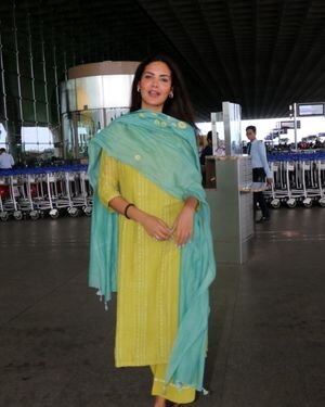 Esha Gupta - Photos: Celebs Spotted At Airport | Picture 1883302