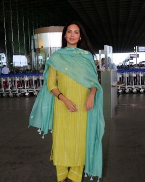 Esha Gupta - Photos: Celebs Spotted At Airport | Picture 1883301