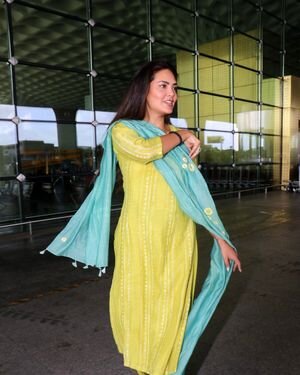 Esha Gupta - Photos: Celebs Spotted At Airport | Picture 1883298