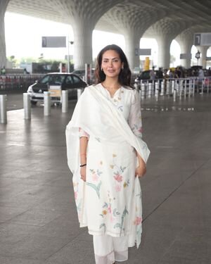 Esha Gupta - Photos: Celebs Spotted At Airport | Picture 1873931