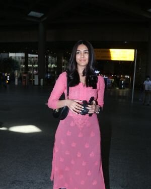 Mrunal Thakur - Photos: Celebs Spotted At Airport | Picture 1866419