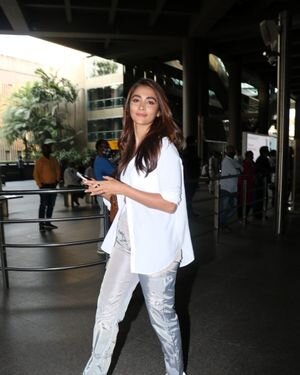 Pooja Hegde - Photos: Celebs Spotted At Airport | Picture 1866507