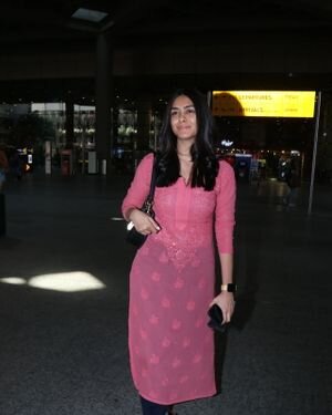 Mrunal Thakur - Photos: Celebs Spotted At Airport | Picture 1866414