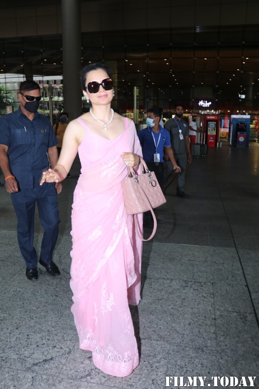 Kangana Ranaut - Photos: Celebs Spotted At Airport | Picture 1867130