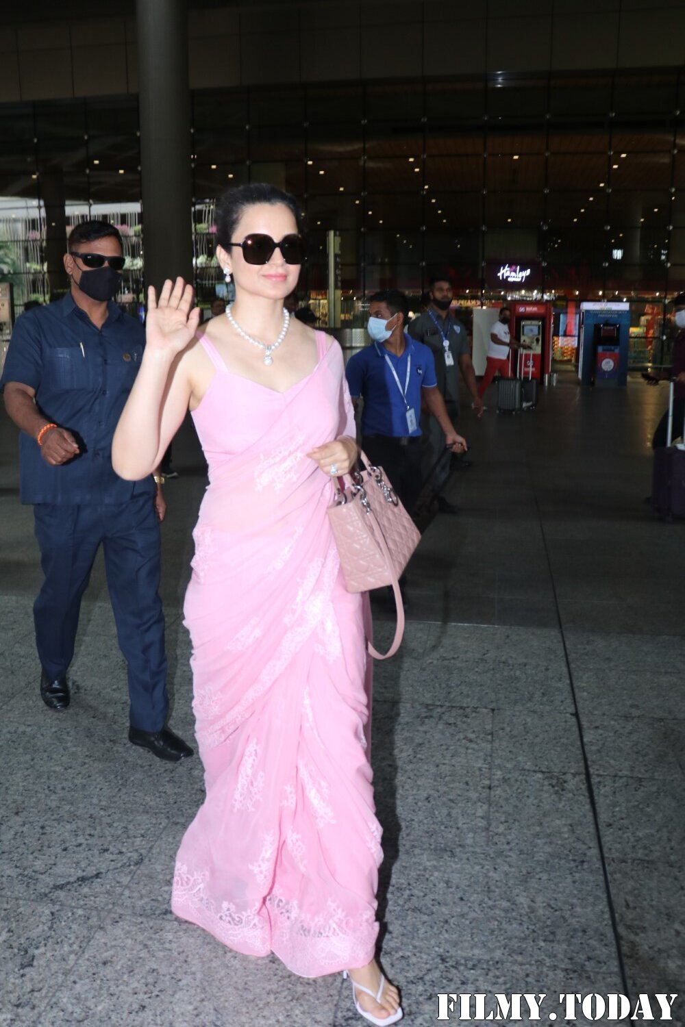 Kangana Ranaut - Photos: Celebs Spotted At Airport | Picture 1867131