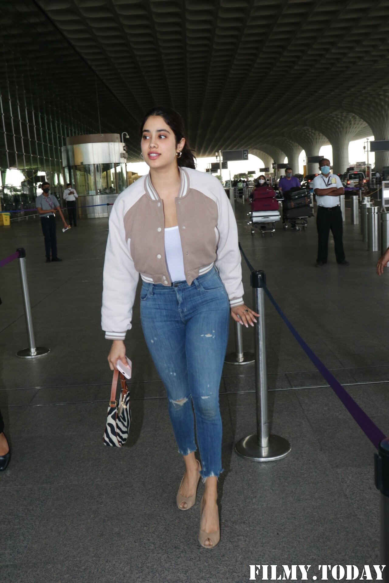 Janhvi Kapoor - Photos: Celebs Spotted At Airport | Picture 1867140