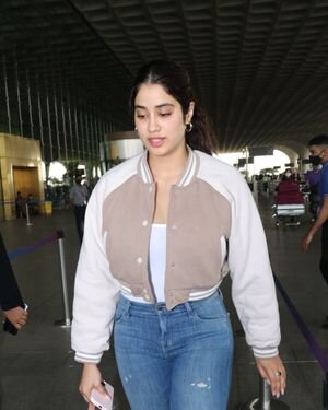 Janhvi Kapoor - Photos: Celebs Spotted At Airport | Picture 1867141