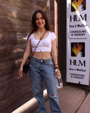 Elli Avram - Photos: Celebs Spotted At Juhu | Picture 1867683