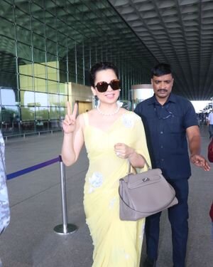 Kangana Ranaut - Photos: Celebs Spotted At Airport | Picture 1867885