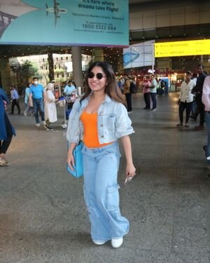 Tulsi Kumar - Photos: Celebs Spotted At Airport | Picture 1902493