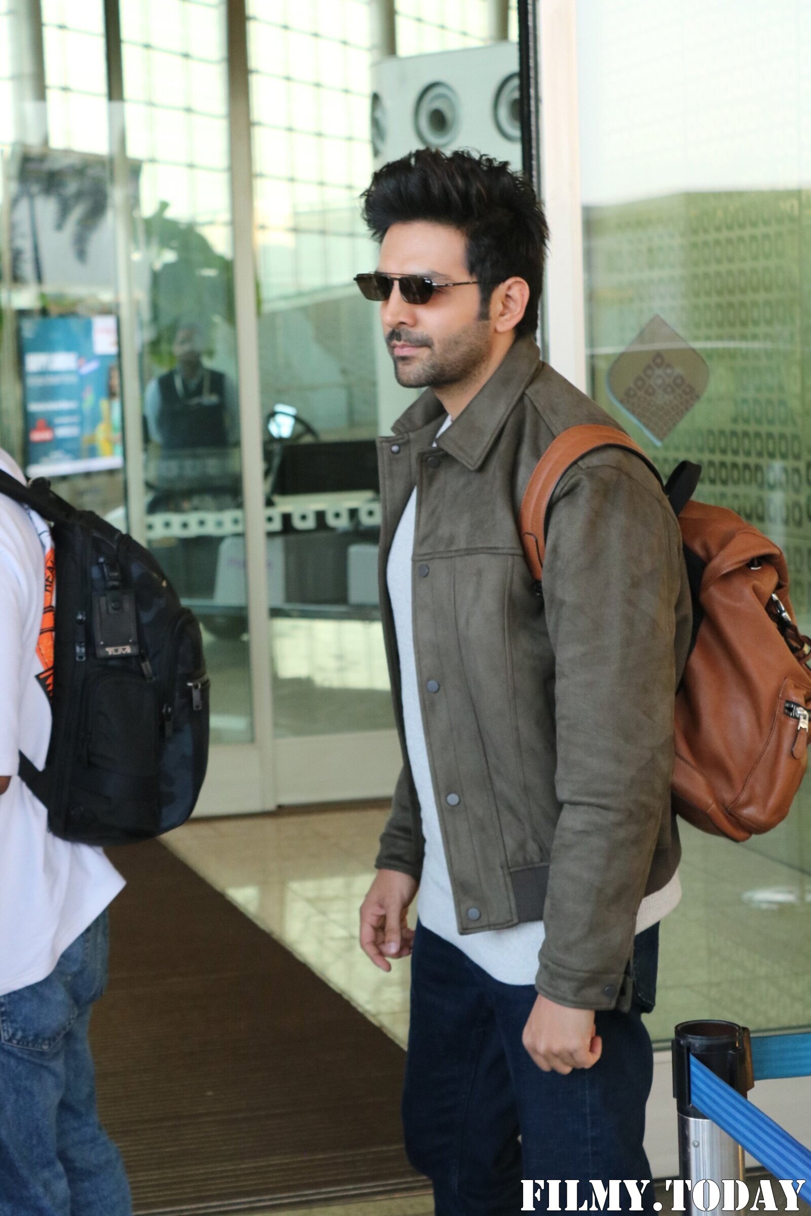 Kartik Aaryan - Photos: Celebs Spotted At Airport | Picture 1902630