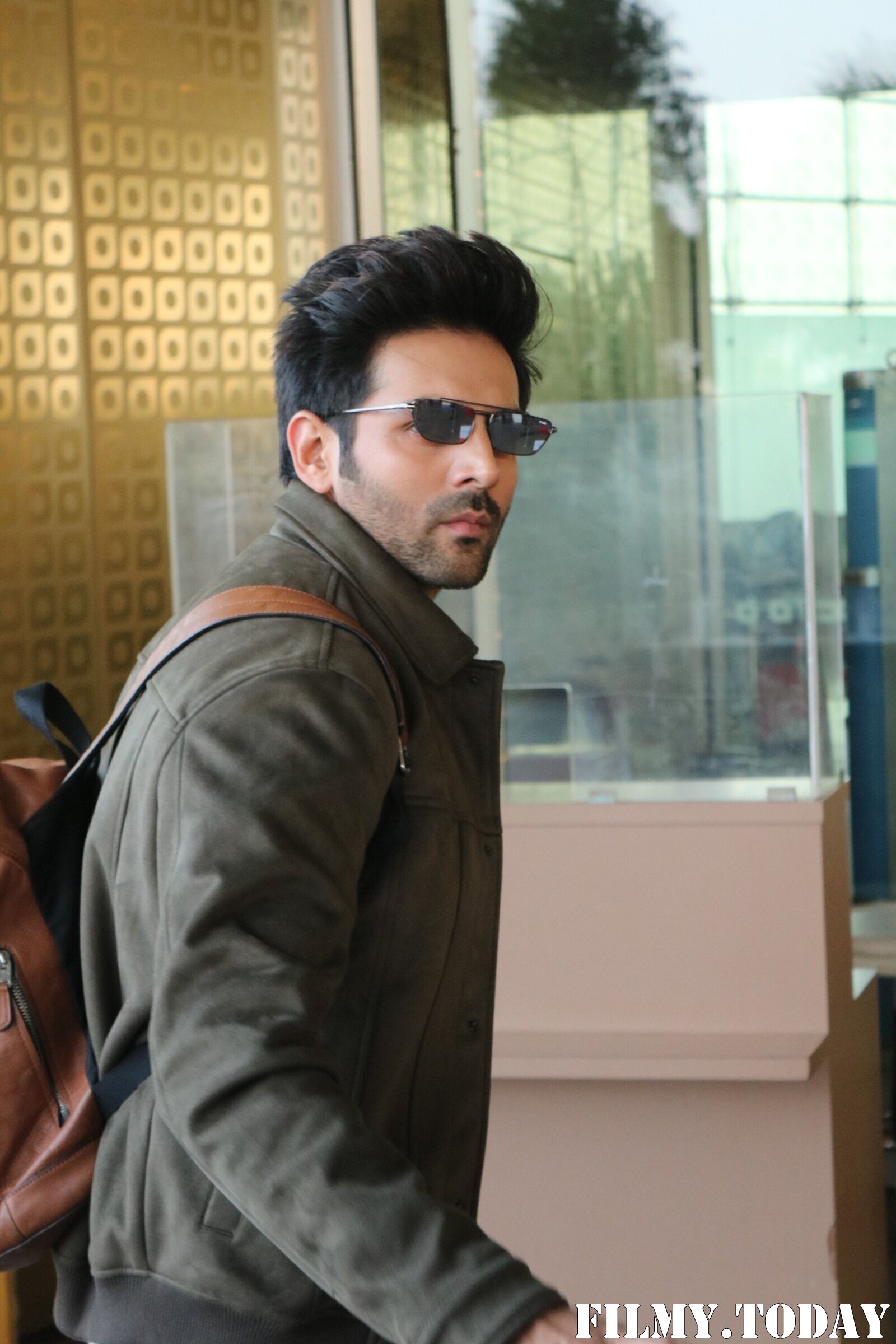 Kartik Aaryan - Photos: Celebs Spotted At Airport | Picture 1902631