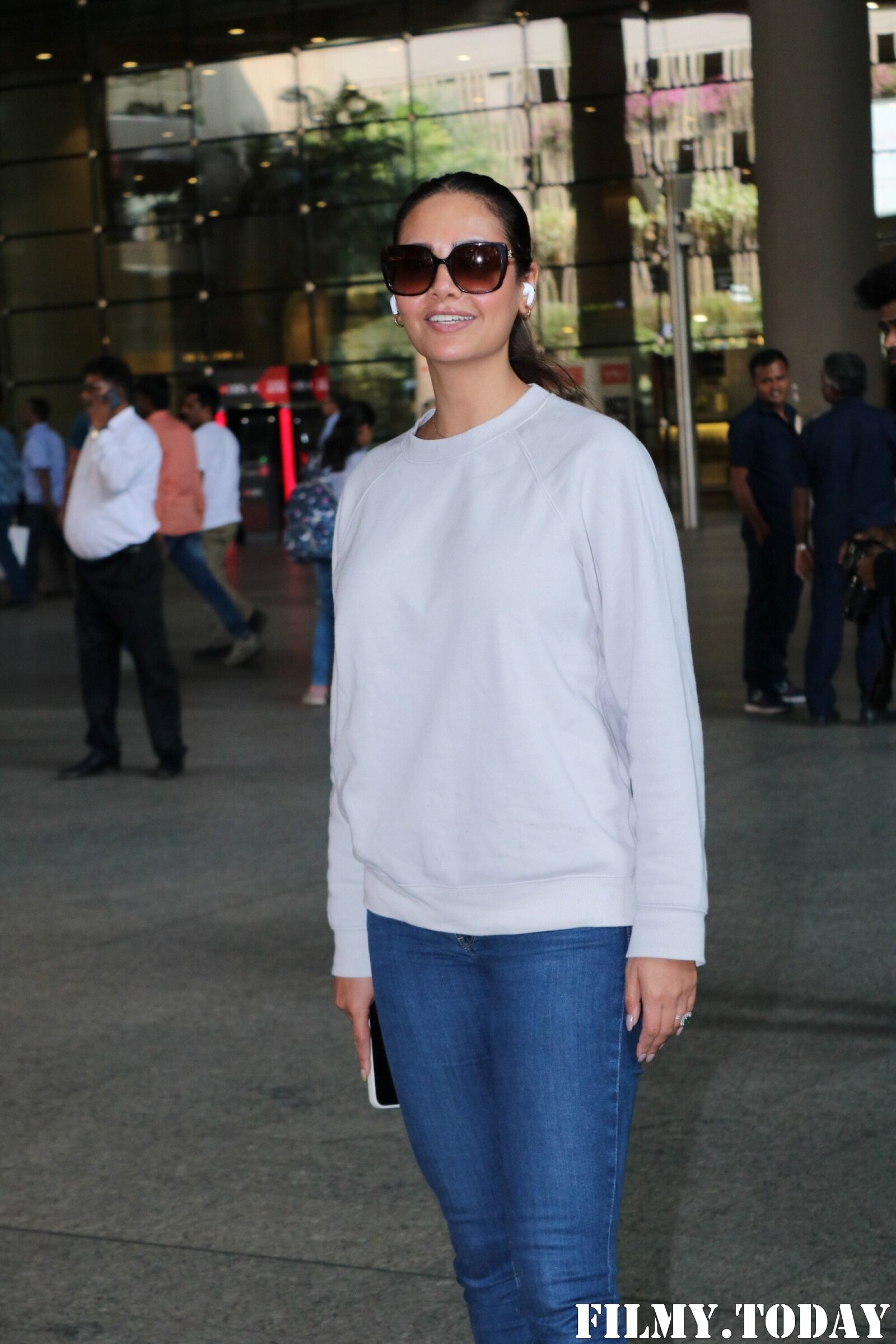 Esha Gupta - Photos: Celebs Spotted At Airport | Picture 1902716