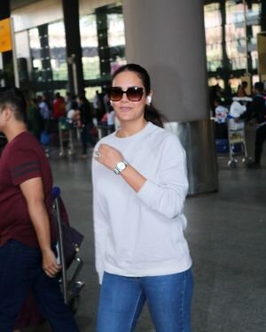 Esha Gupta - Photos: Celebs Spotted At Airport | Picture 1902714