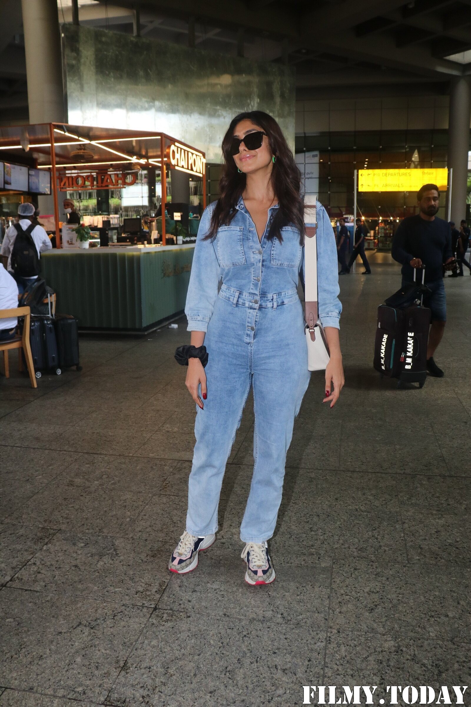 Mrunal Thakur - Photos: Celebs Spotted At Airport | Picture 1892966