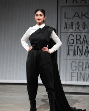 Mrunal Thakur - Photos: Celebs At Lakme Fashion Week 2022 | Picture 1895702
