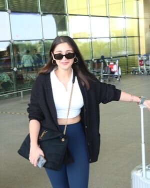 Dhvani Bhanushali - Photos: Celebs Spotted At Airport | Picture 1901560