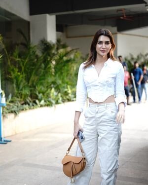 Kriti Sanon - Photos: Celebs Spotted At Juhu | Picture 1891988