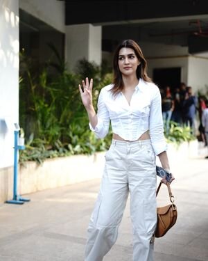 Kriti Sanon - Photos: Celebs Spotted At Juhu | Picture 1891990