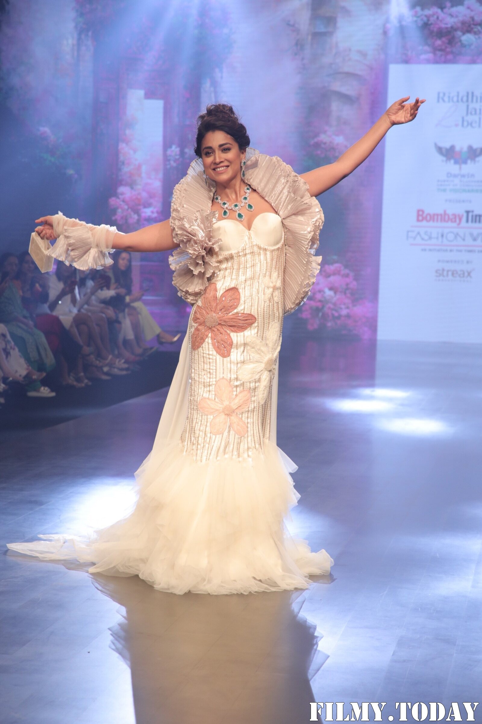 Shriya Saran - Photos: Celebs Ramp Walk At The Bombay Times Fashion Week 2022 | Picture 1892224